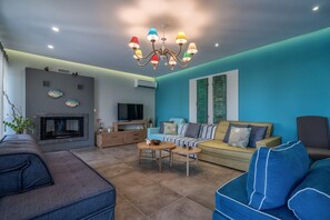 TV, fireplace, DVD player - Rivazzurra Luxury Villa, Villa (Lithakia)