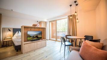 Studio, Balcony, Mountain View | Living area