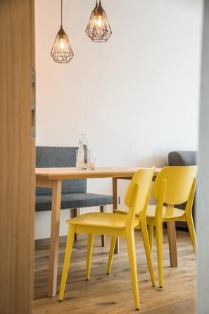 Appartement, balcon, vue montagne | Restauration