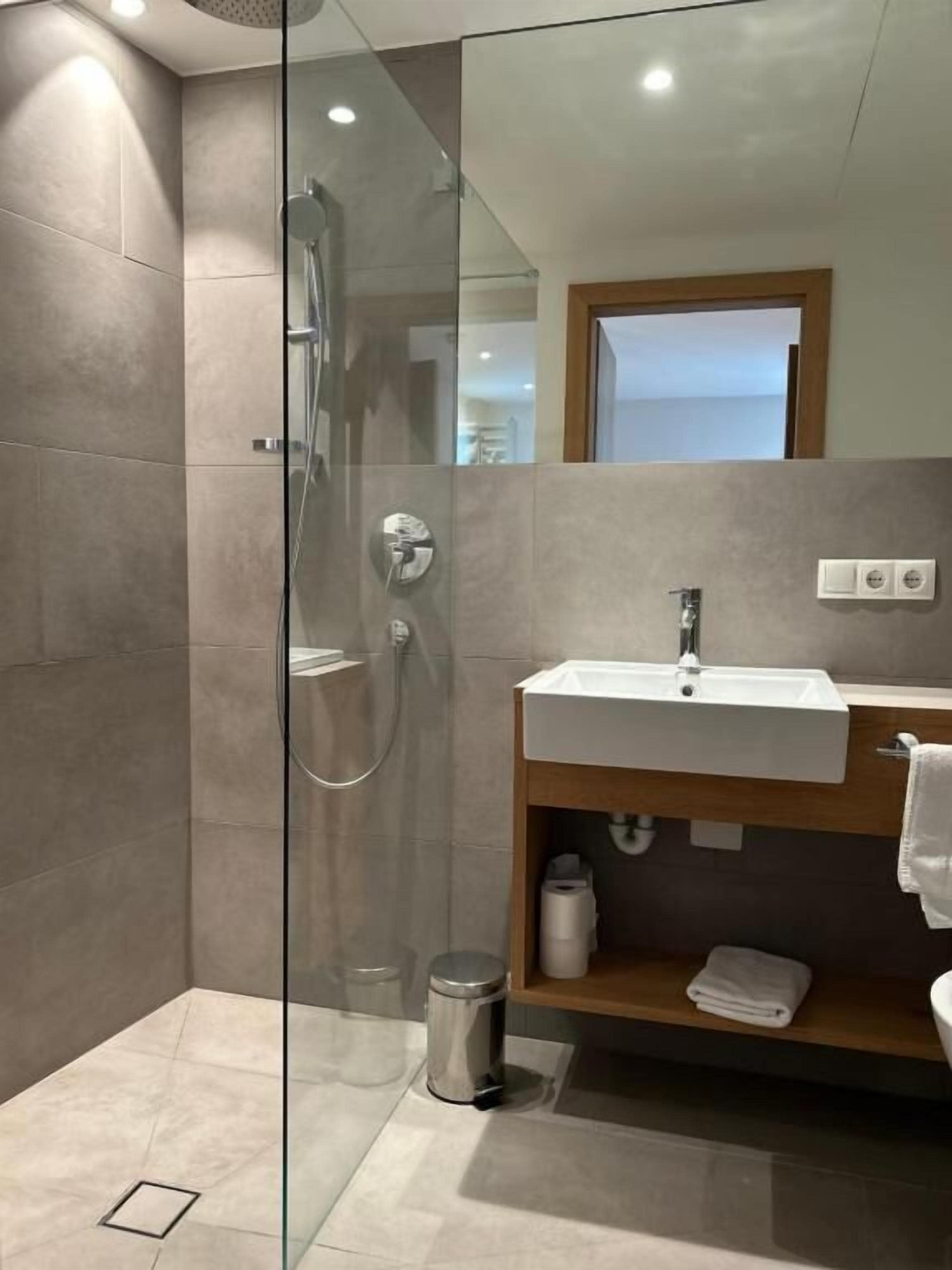 아파트, 발코니, 산 전망 | 욕실