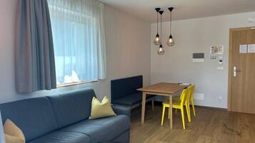 Apartment, Balkon, Bergblick | Wohnbereich