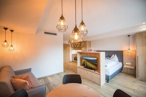 Studio, balcon, vue montagne | Coffres-forts dans les chambres, rideaux occultants