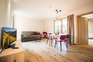 Apartment, Balkon, Bergblick | Wohnbereich | Fernseher