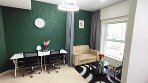 Apartament Comfort, balcó, vistes a la ciutat | Sala d'estar