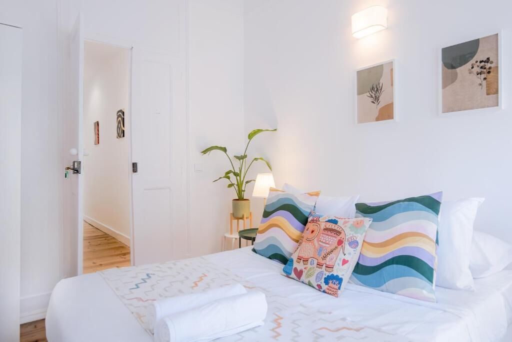 Phòng đôi tiện nghi đơn giản, ban công, quang cảnh thành phố