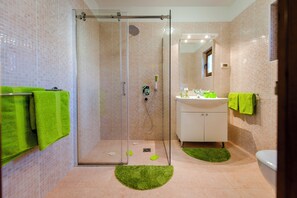 Superior Apartment, Balcony | Bathroom | Shower, hair dryer, towels, toilet paper - Room and Apartments Villa Dea (Rovinj)