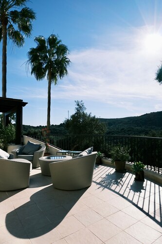 Appartement 'San Roque Golf' avec vue montagne, Wi-Fi et climatisation