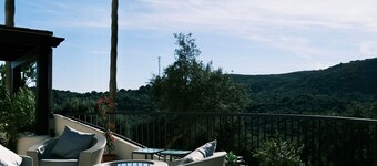 Apartamento 'San Roque Golf' con vistas a la montaña, Wi-Fi y aire acondicionado