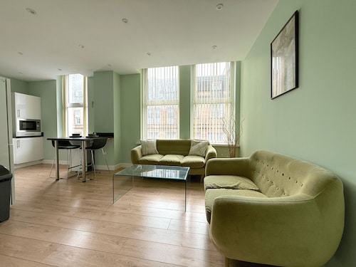 Beautiful 2-bed flat In Vibrant City Centre