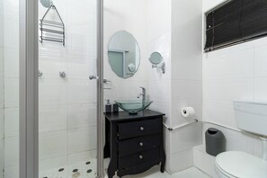 Bathroom - Stylish Apartment with Lion’s Head View (Cape Town)