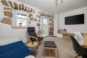 2 bedrooms, iron/ironing board, travel cot, free WiFi - Idyllic vacation home with swimming pool (Grižane-Belgrad)
