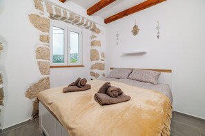 2 habitaciones, tabla de planchar con plancha y cuna de viaje 