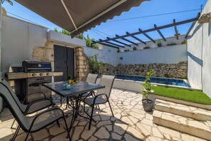 Outdoor dining - Idyllic vacation home with swimming pool (Grižane-Belgrad)