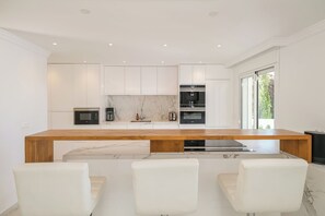 Microwave, oven, stovetop, dishwasher - Spacious 8-bedroom villa in perfect Fuengirola with private pool (Fuengirola)