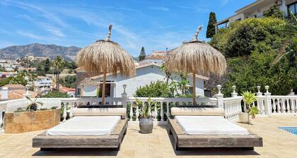 Spacious 8-bedroom villa in perfect Fuengirola with private pool