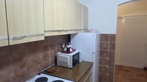 Frigorifero, microonde, forno, piano cottura