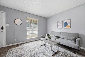 Smart TV, offices - Cozy 1BR townhome perfect for relaxing stays (Arlington)