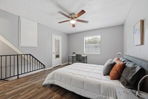 Desk, iron/ironing board, travel cot, free WiFi - Cozy 1BR townhome perfect for relaxing stays (Arlington)