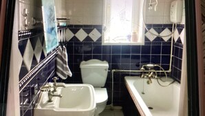 Ein Badezimmer mit Toilette, Waschbecken und Badewanne.