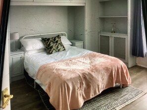 Room - 2 bedroom house in a quite area
There is free parking in the street (Bolton)