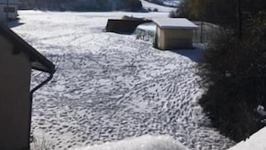 A snowy landscape with a building and a mountain in the background. - LE RELAIS DE LA FORGE (Selonnet)