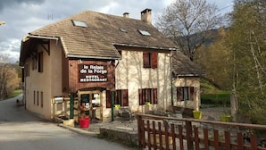 A two-story building with a sign reading 'le Relais de la Forge HOTEL RESTAURANT.' - LE RELAIS DE LA FORGE (Selonnet)