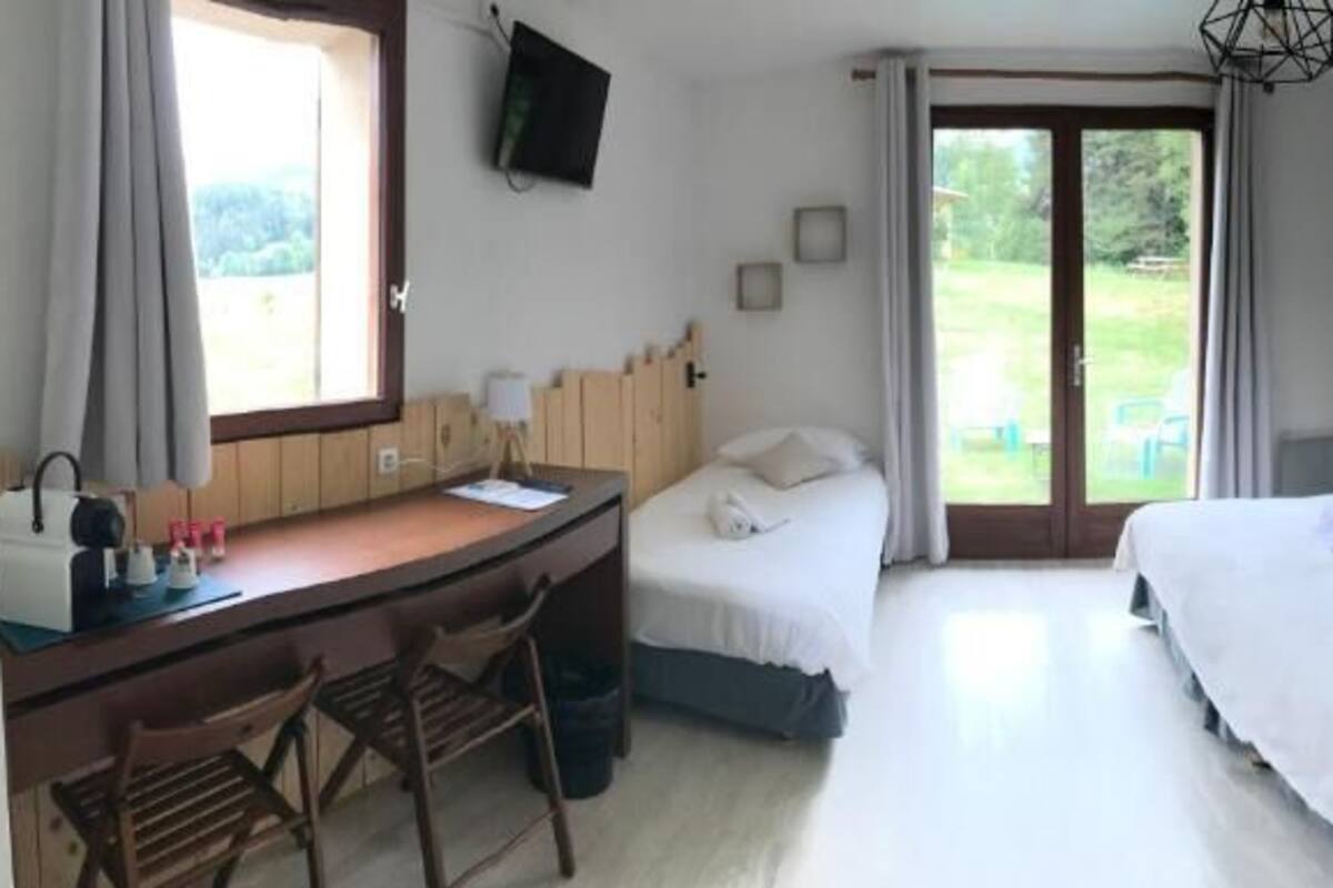 Kolmen hengen deluxe-huone, näköala puutarhaan