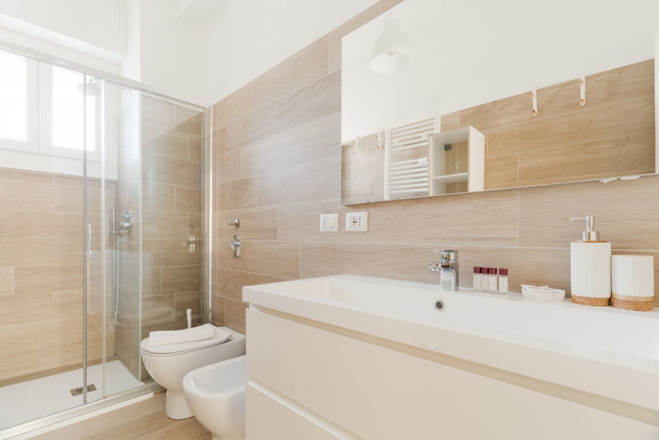 Shower, bidet, towels