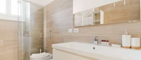 Shower, bidet, towels