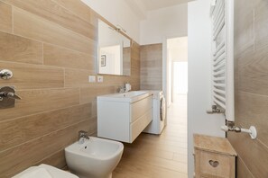 Shower, bidet, towels - GuestHost - Spacious 90m2 apartment, ideal for up to 6 people, located on the fourth floor of a building with lift.The accommodation is located in Municipality 4, within the Forlanini/Mecenate district, in the eastern area of ​​Milan, a predominantly (Milan)