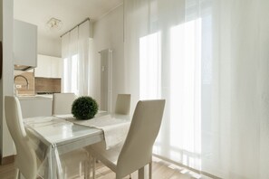 Dining - GuestHost - Spacious 90m2 apartment, ideal for up to 6 people, located on the fourth floor of a building with lift.The accommodation is located in Municipality 4, within the Forlanini/Mecenate district, in the eastern area of ​​Milan, a predominantly (Milan)