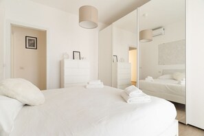 3 bedrooms, iron/ironing board - GuestHost - Spacious 90m2 apartment, ideal for up to 6 people, located on the fourth floor of a building with lift.The accommodation is located in Municipality 4, within the Forlanini/Mecenate district, in the eastern area of ​​Milan, a predominantly (Milan)