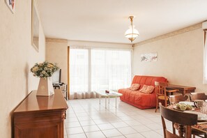 Living area - Spacious Apartment for 6 – Lake, Ski-in/Ski-out, Balcony & Wi-Fi (Thônes)