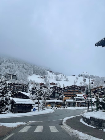 Exterior. Spacious Apartment for 6 – Lake, Ski-in/Ski-out, Balcony & Wi-Fi