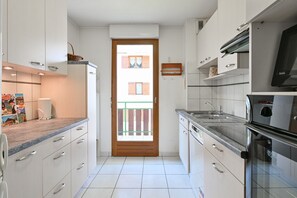 Private kitchen - Spacious Apartment for 6 – Lake, Ski-in/Ski-out, Balcony & Wi-Fi (Thônes)