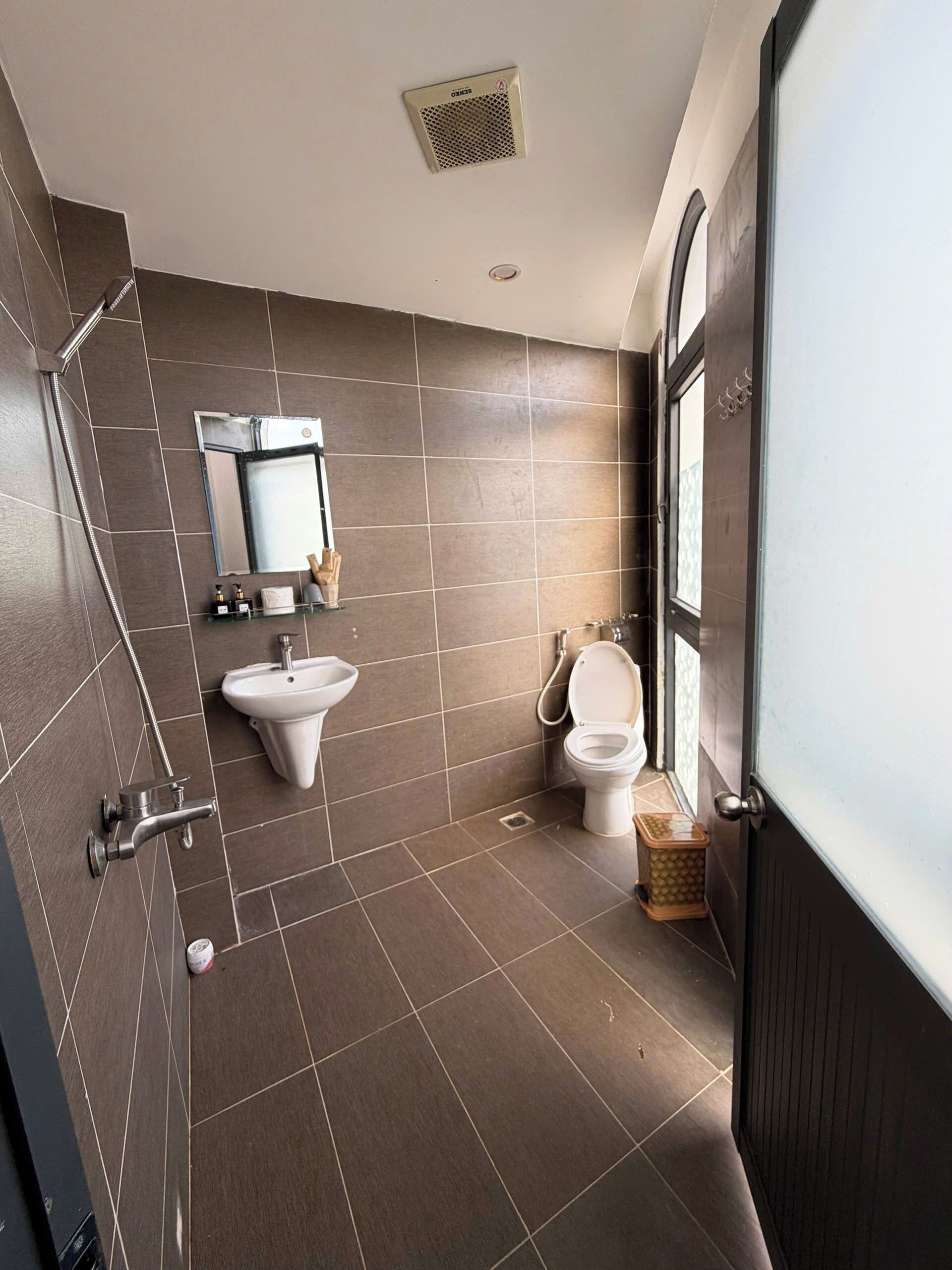 Een douche, gratis toiletartikelen, een haardroger, handdoeken