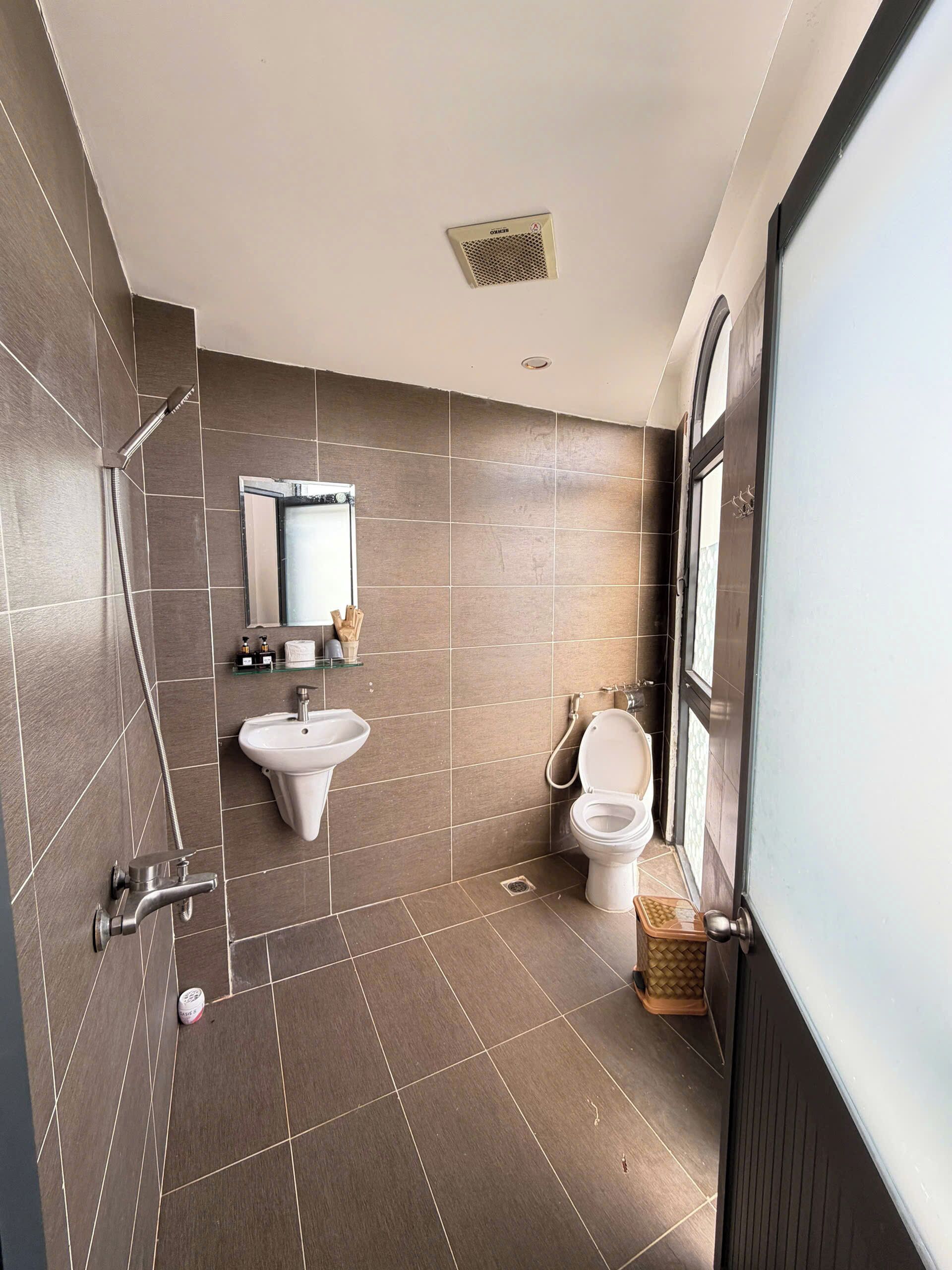 Dobbeltrom – basic, byutsikt | Bad