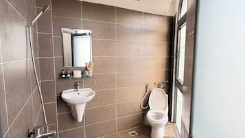 Dobbeltrom – basic, byutsikt | Bad