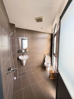 Habitación básica doble, vistas a la ciudad | Baño