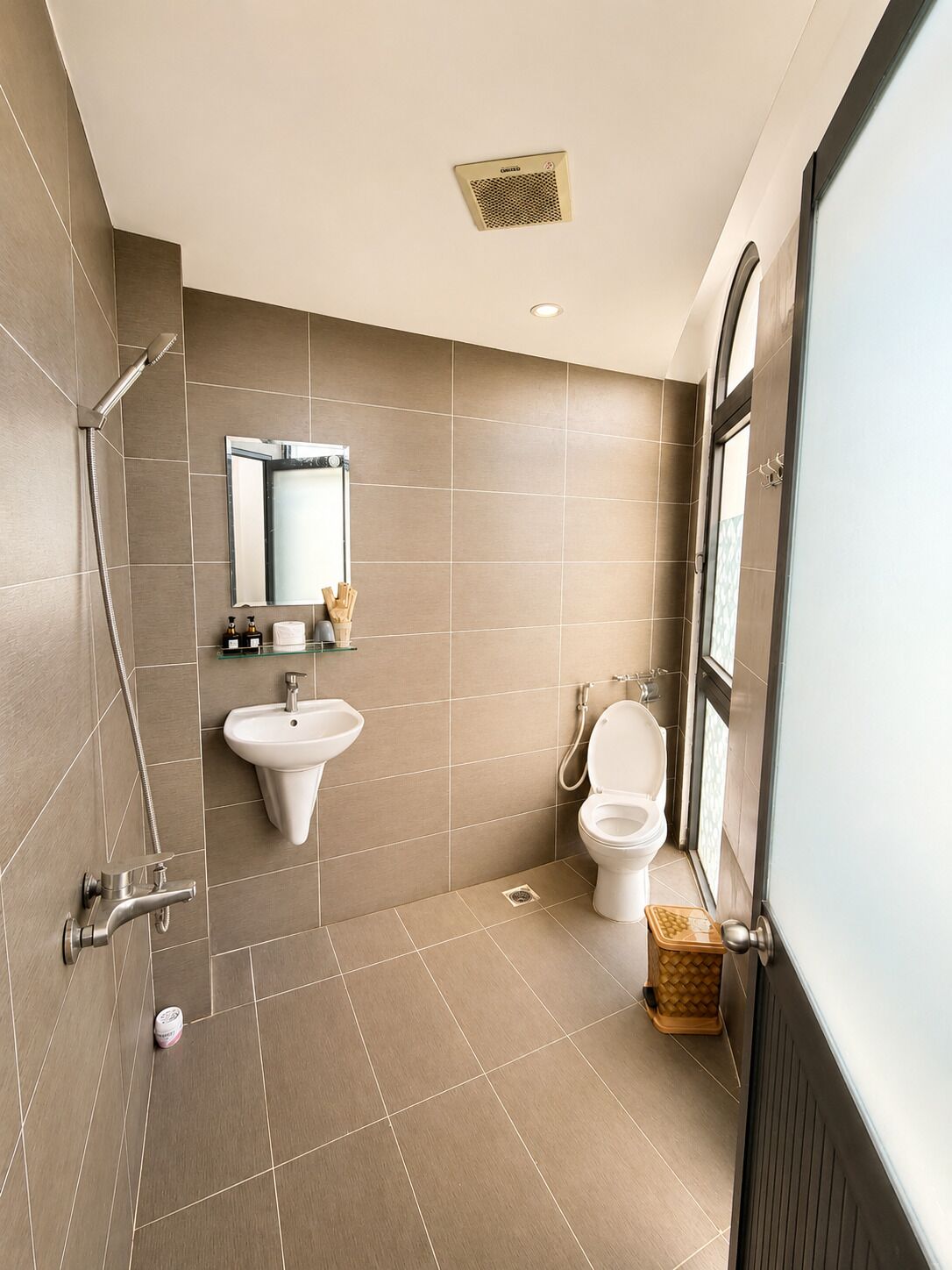 Een douche, gratis toiletartikelen, een haardroger, handdoeken