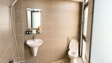 Een douche, gratis toiletartikelen, een haardroger, handdoeken