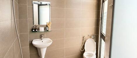 Un baño moderno con ducha, lavabo e inodoro.