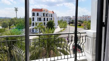 Deluxe Studio Suite, Balcony, City View | Free WiFi