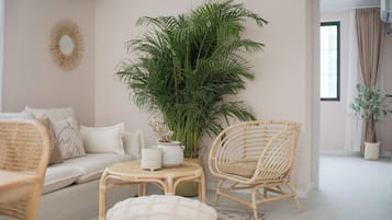 Comfort Suite, City View | Living room