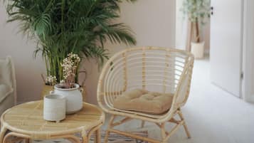 Comfort Suite, City View | Living room