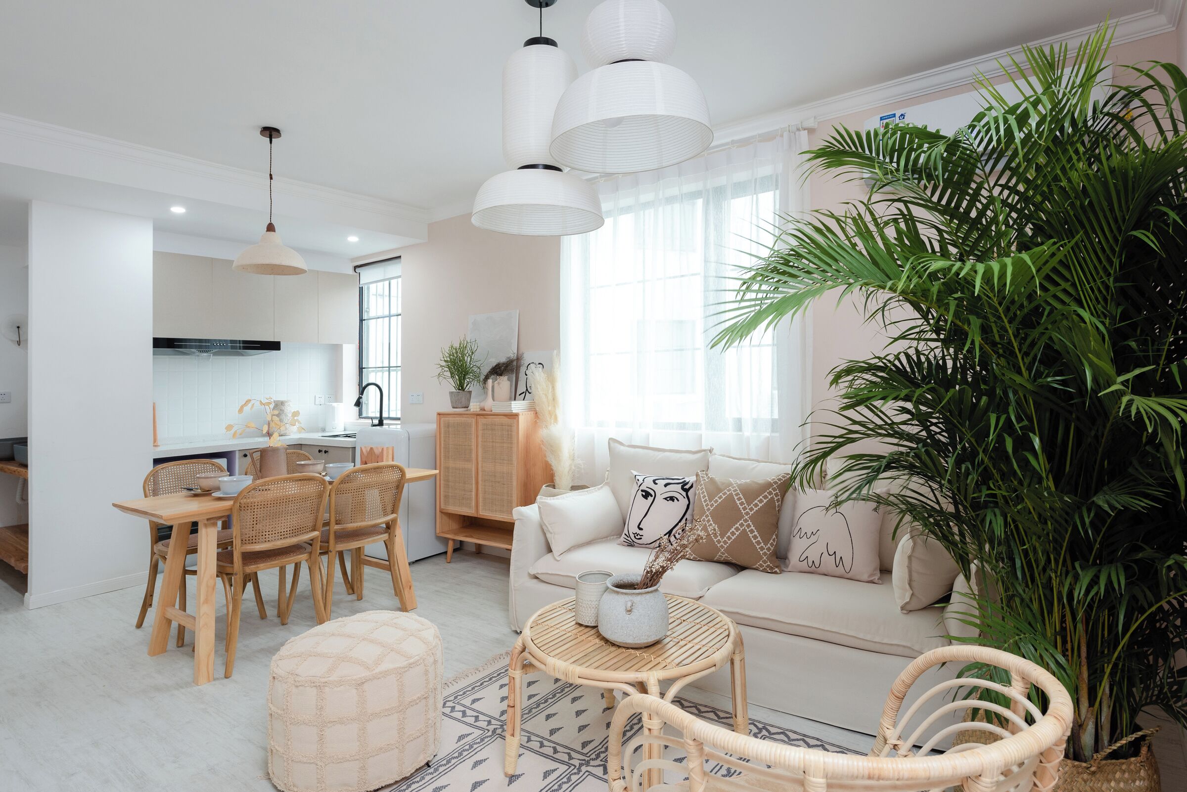 Comfort Suite, City View | Living room