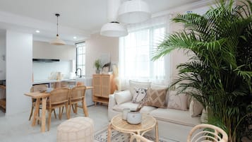 Comfort Suite, City View | Living room