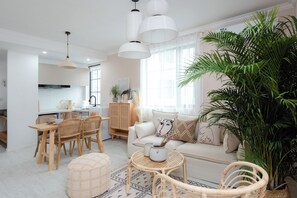 Comfort Suite, City View | Living room - Pine  Cedar Suites Hua Xiao Ye (Shanghai)