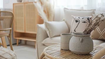 Comfort Suite, City View | Living room