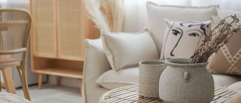 Suite Confort, vue sur la ville | Salle de séjour